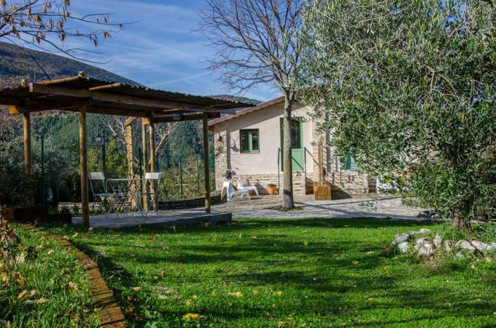 mały dom z ogródkiem z trawnikiem w obiekcie Le Voltarelle Bed & Breakfast w mieście Serra San Quirico