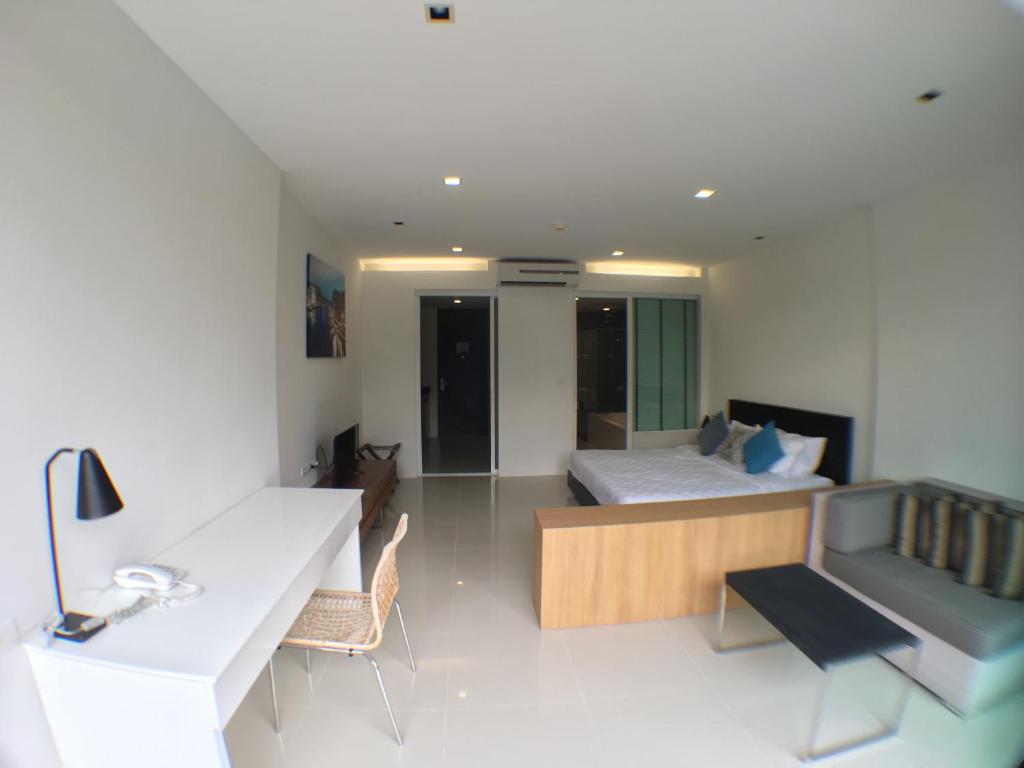 Postel nebo postele na pokoji v ubytování Mida de Sea Residence Hua Hin