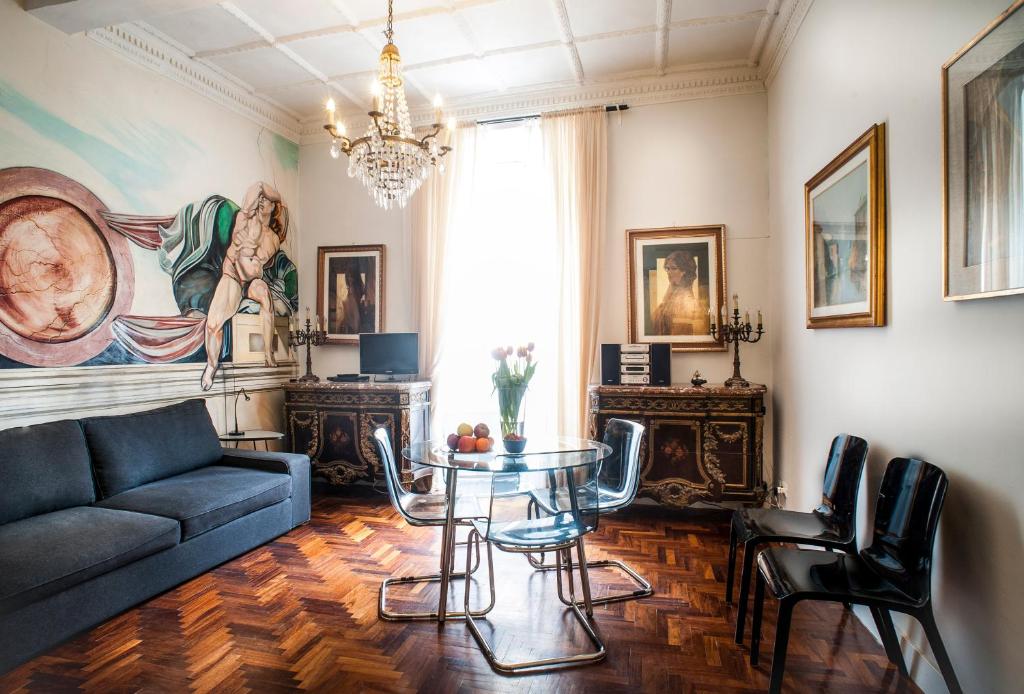 ローマにあるSanta Cecilia Apartmentのリビングルーム(ソファ、テーブル付)