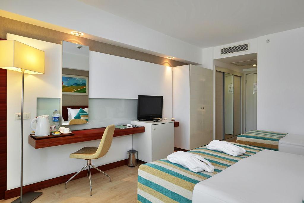 TV a/nebo společenská místnost v ubytování Sunis Evren Beach Resort Hotel & Spa