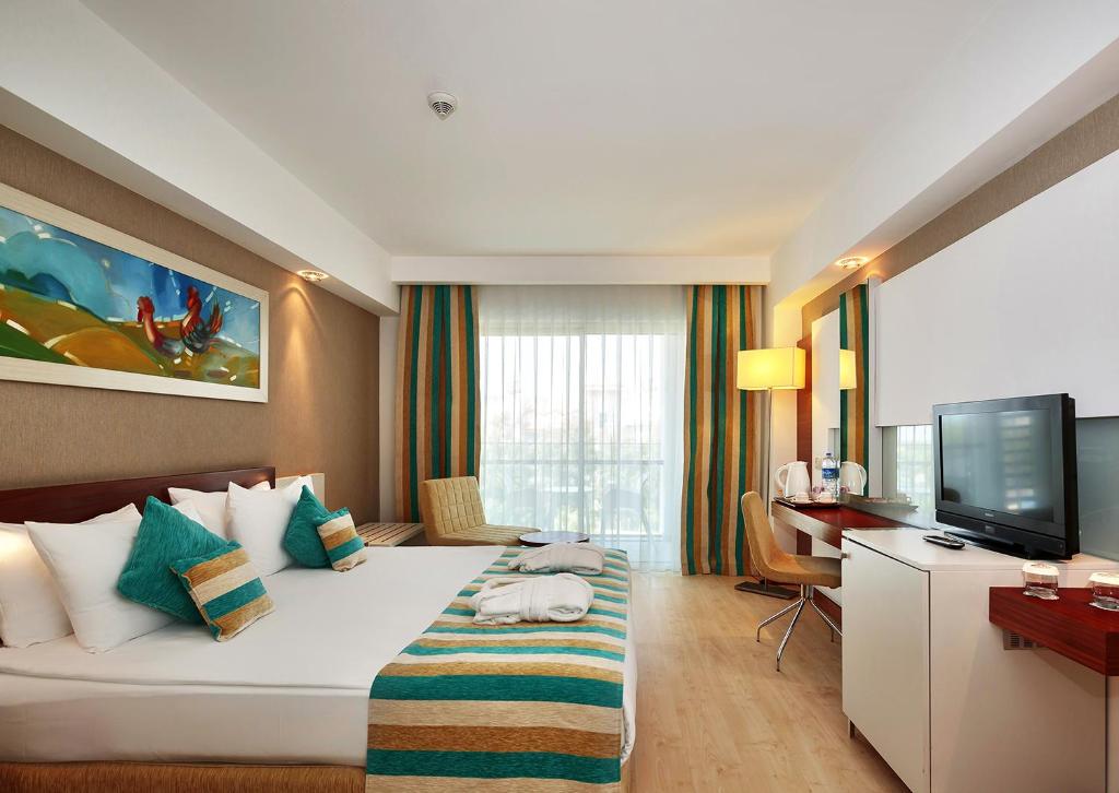 TV a/nebo společenská místnost v ubytování Sunis Evren Beach Resort Hotel & Spa