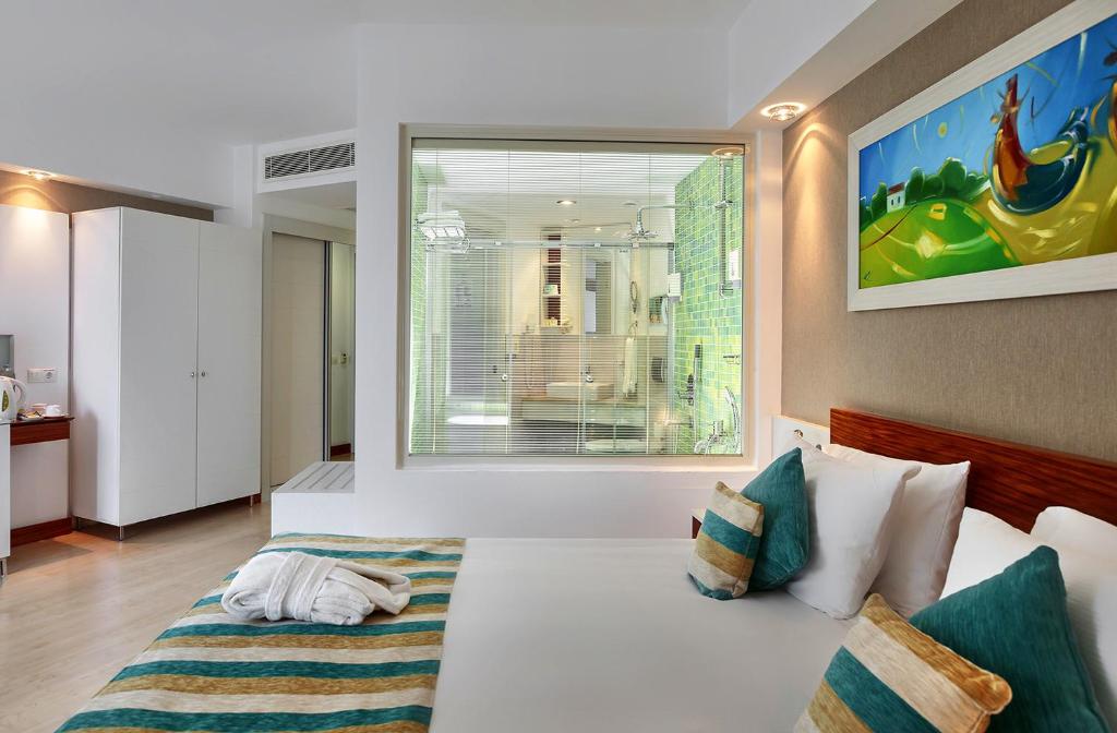 Postel nebo postele na pokoji v ubytování Sunis Evren Beach Resort Hotel & Spa
