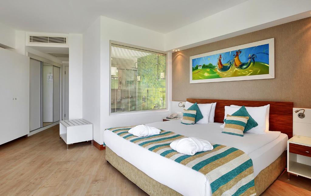 Postel nebo postele na pokoji v ubytování Sunis Evren Beach Resort Hotel & Spa
