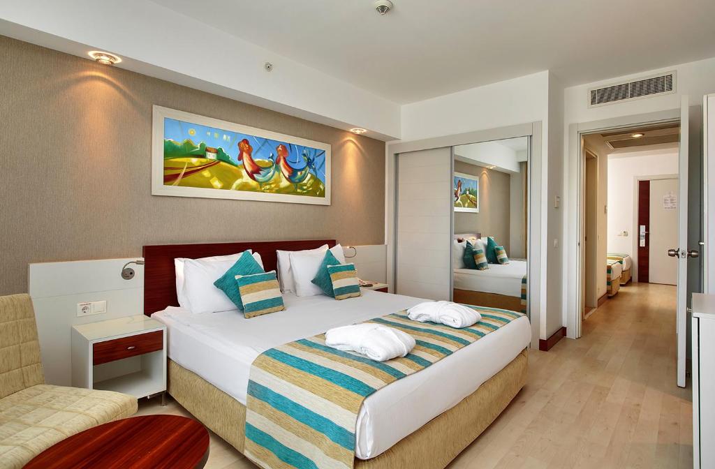 Postel nebo postele na pokoji v ubytování Sunis Evren Beach Resort Hotel & Spa