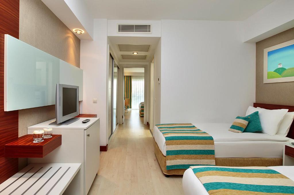 TV a/nebo společenská místnost v ubytování Sunis Evren Beach Resort Hotel & Spa