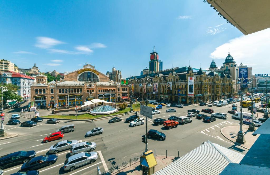una strada trafficata della città piena di macchine di Alma Apartments a Kiev