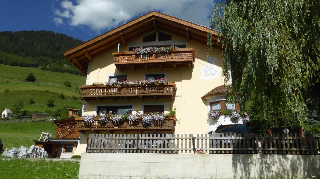 un edificio con balcones y flores. en Haus Patscheider, en Nauders