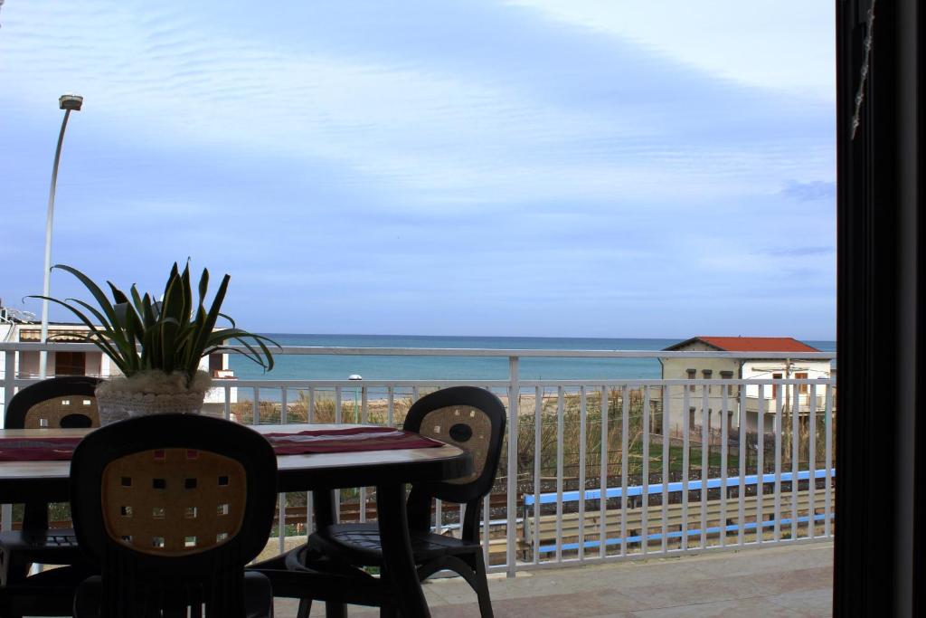 アルカモ・マリーナにあるHolyday on the beachの海の景色を望むバルコニー(テーブル、椅子付)