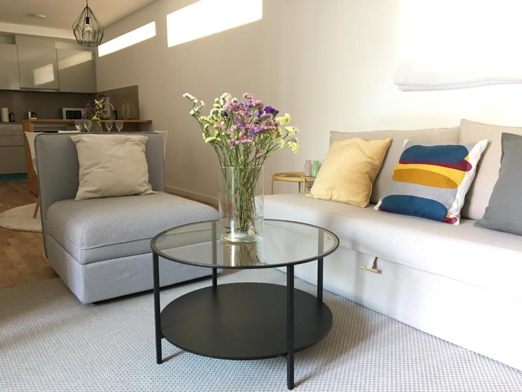 ein Wohnzimmer mit einer Blumenvase auf dem Tisch in der Unterkunft Apartment Santa Teresa in Altea