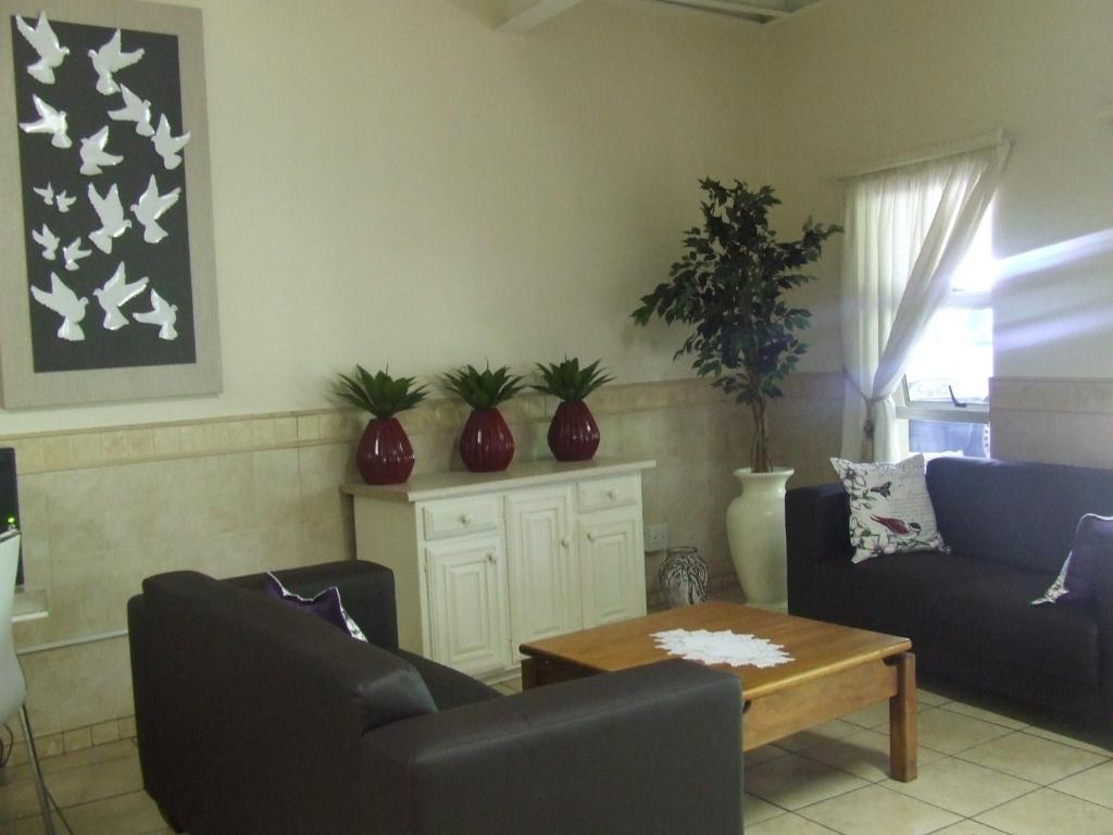 Area soggiorno di Dove's Nest Guest House