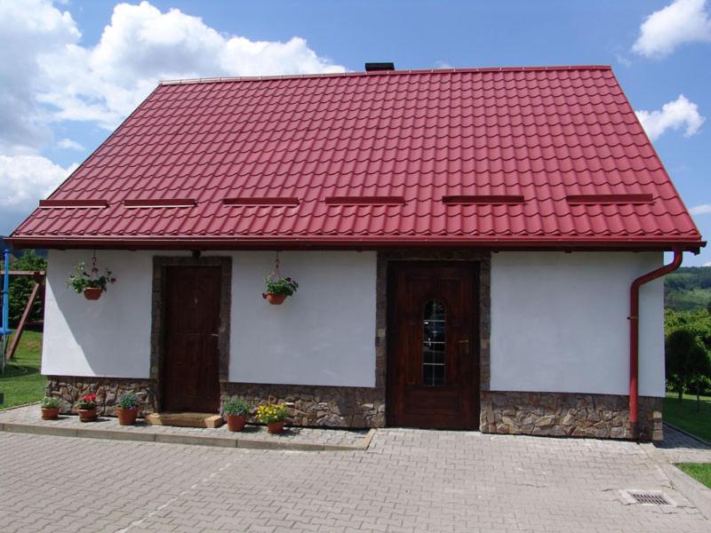 a red roofed building with a red roof at Chatka Julki in Goszów