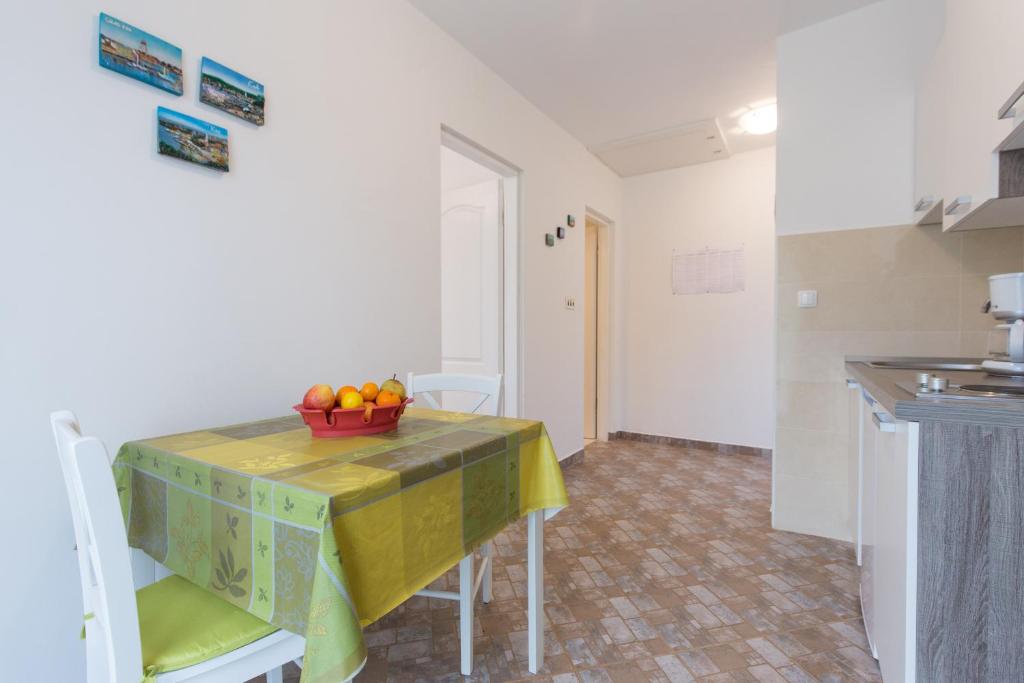 Kuchnia lub aneks kuchenny w obiekcie Apartments Karen