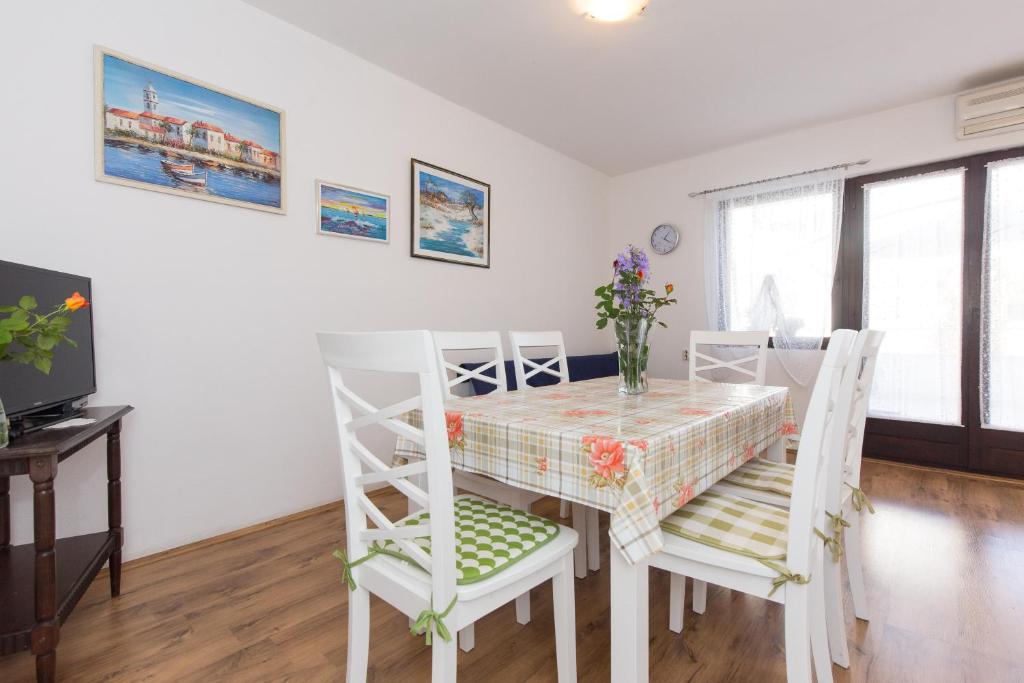 Telewizja i/lub zestaw kina domowego w obiekcie Apartments Karen