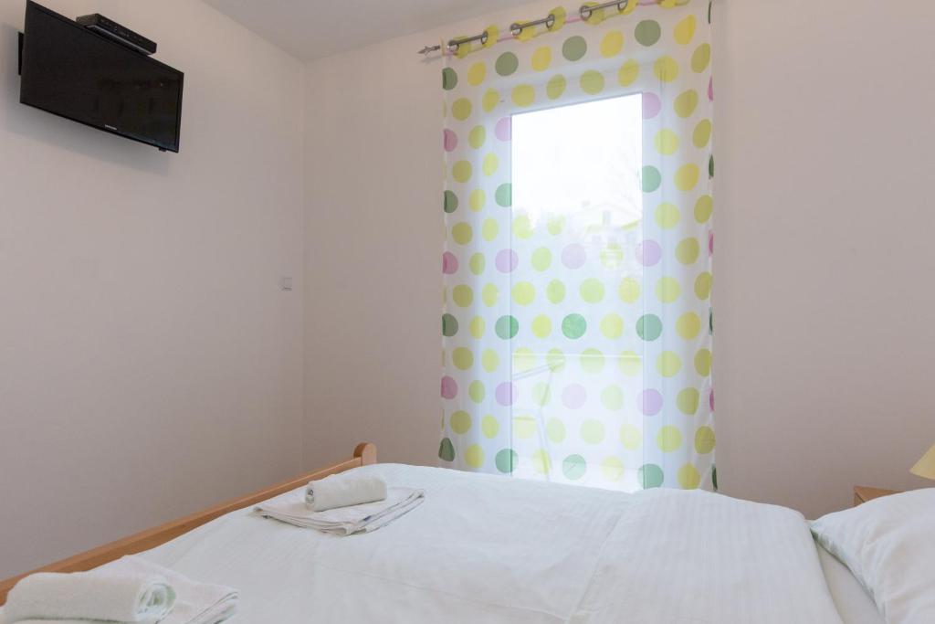 Łóżko lub łóżka w pokoju w obiekcie Apartments Karen