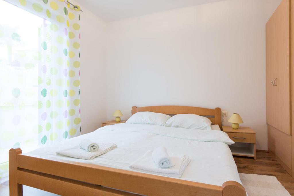 Łóżko lub łóżka w pokoju w obiekcie Apartments Karen