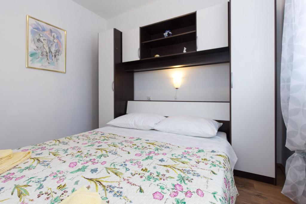 Łóżko lub łóżka w pokoju w obiekcie Apartments Karen