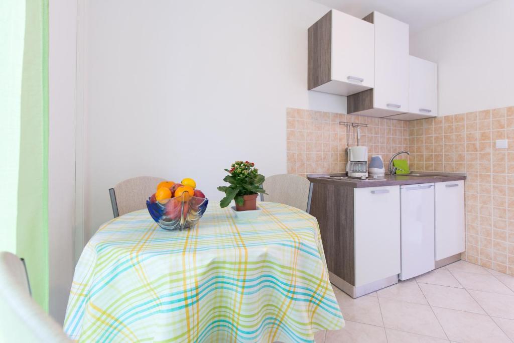 Kuchnia lub aneks kuchenny w obiekcie Apartments Karen