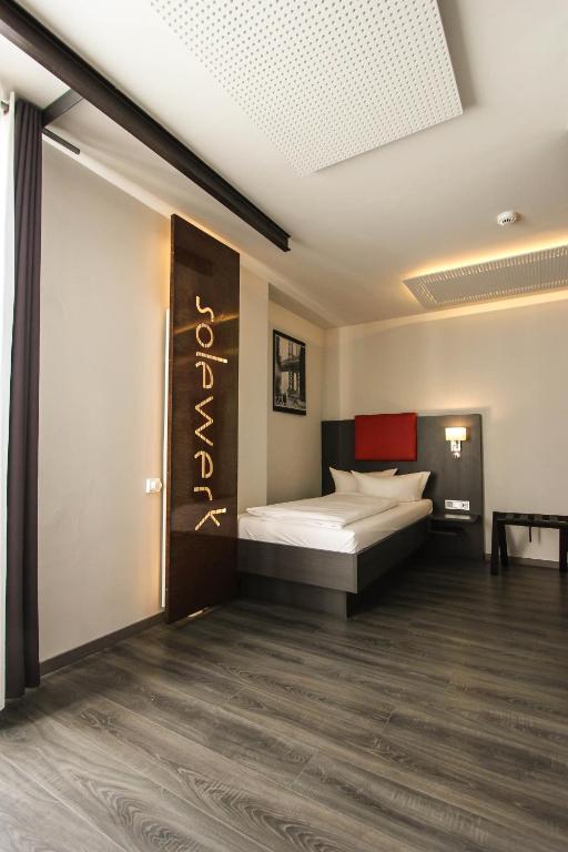 Postel nebo postele na pokoji v ubytování SOLEWERK Hotel