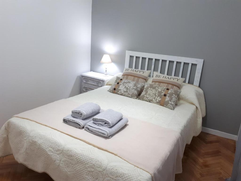 A bed or beds in a room at Piso Camino de Santiago 2