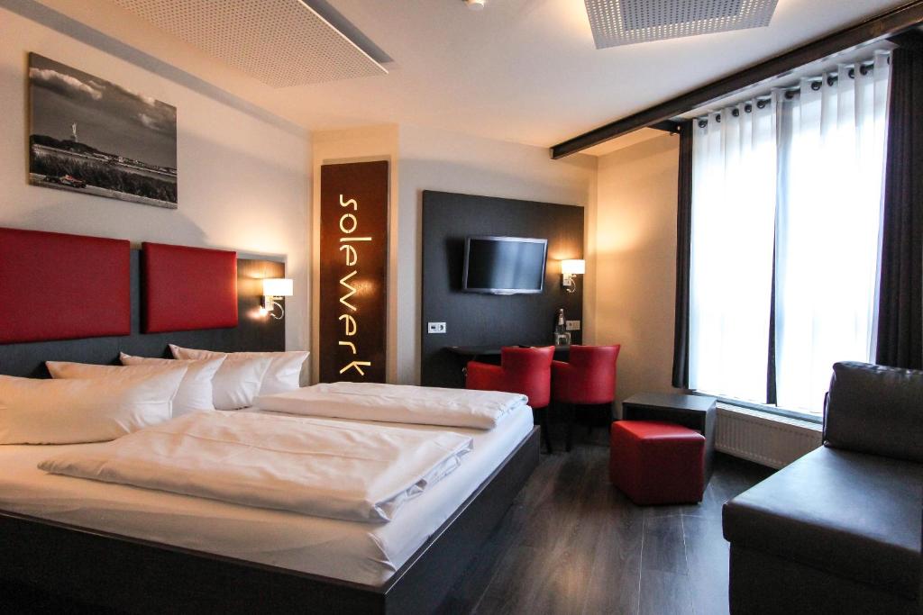 Postel nebo postele na pokoji v ubytování SOLEWERK Hotel