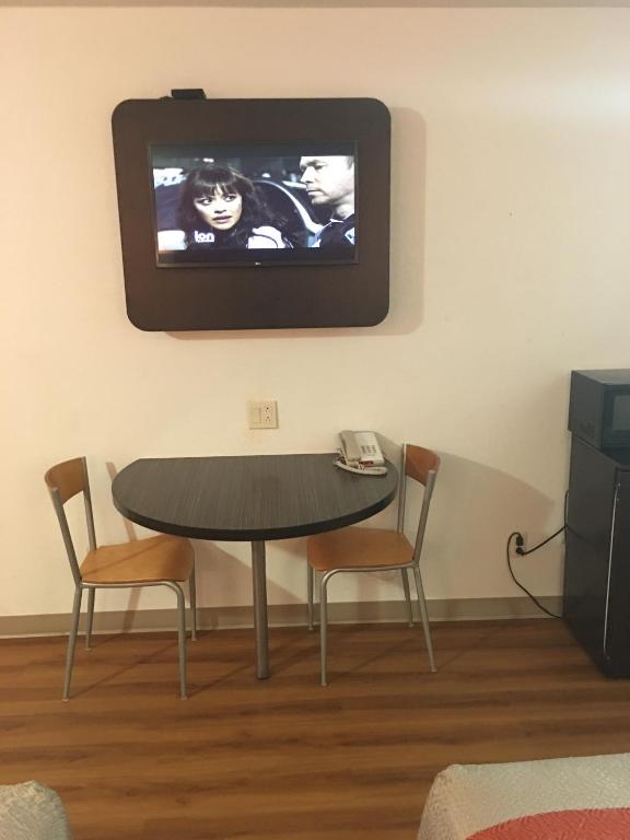 TV a/nebo společenská místnost v ubytování Motel 6-Apache Junction, AZ