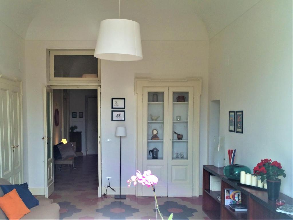ein Wohnzimmer mit einer weißen Tür und einer Lampe in der Unterkunft Casa di Marisa in Chieti
