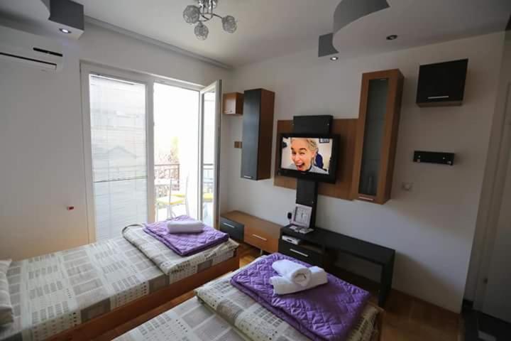 โทรทัศน์และ/หรือระบบความบันเทิงของ Nova Apartments