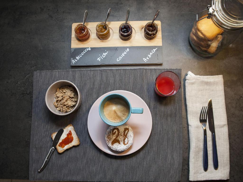 Una mesa con una taza de café y un plato de comida. en al 28 B&amp;B, en Portoferraio