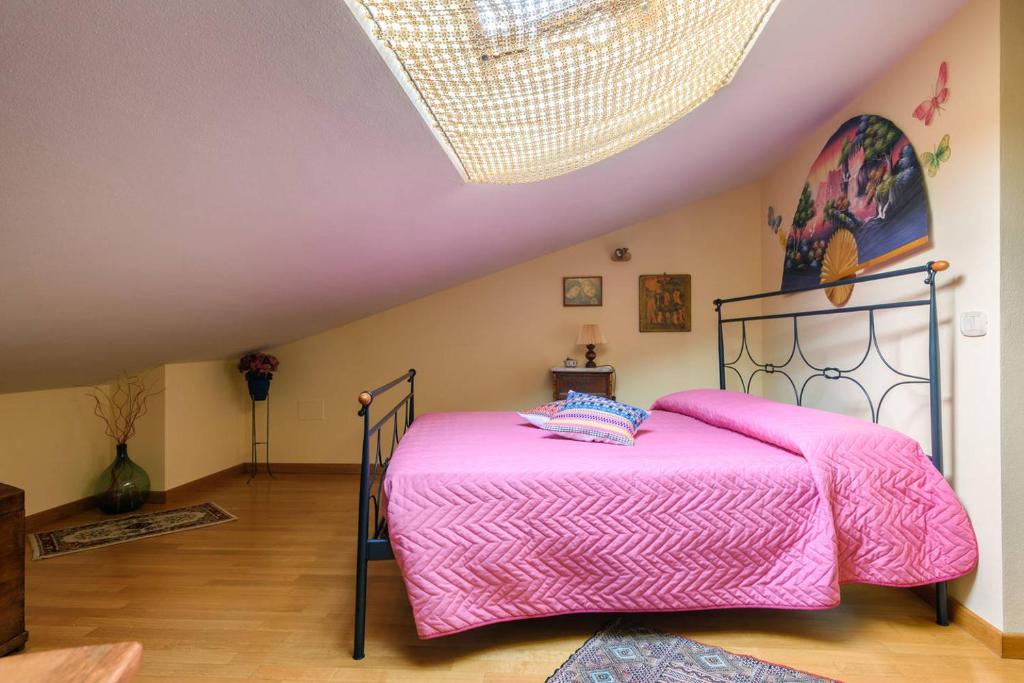 Кровать или кровати в номере La mansarda di Daniela