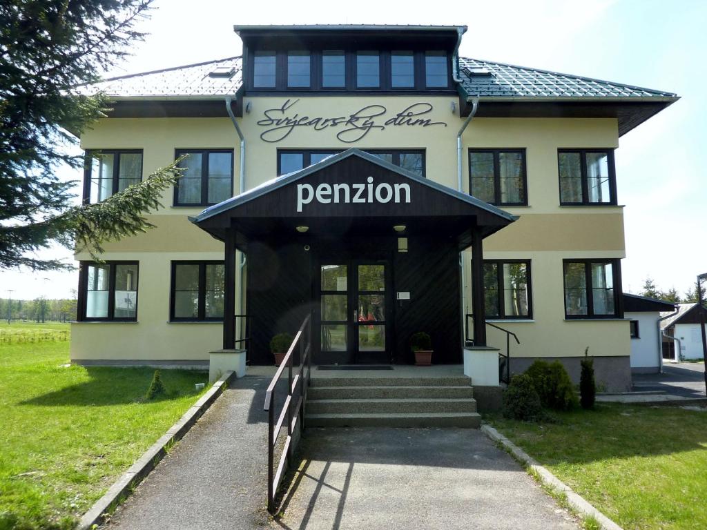 ein Gebäude mit einem Schild, das Pavillon liest in der Unterkunft Penzion Švýcarský dům in Sněžnik