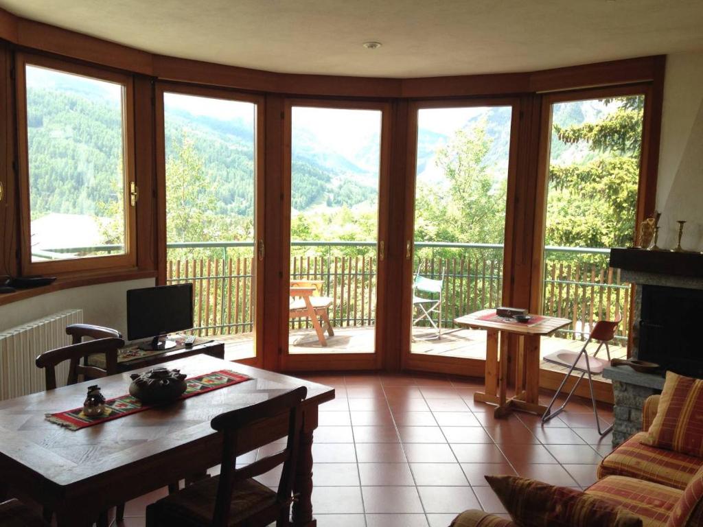 een woonkamer met uitzicht op een balkon bij Luxury Apartment with View in Bardonecchia