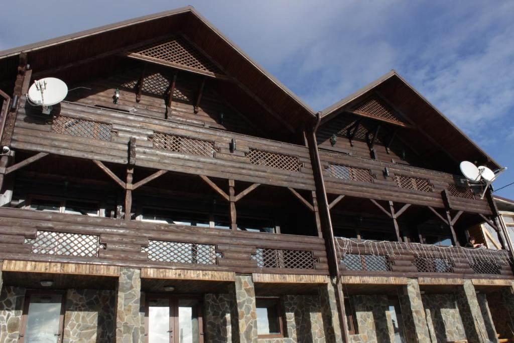 un gran edificio de madera con techo en Private Cottage 375 en Bukovel