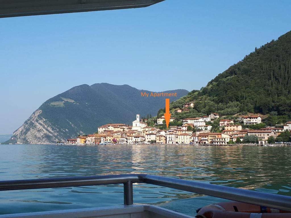 vista su una città da una barca sull'acqua di Casadina a Monte Isola