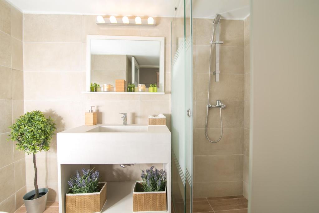 A bathroom at Magnificent luxury retrostyle flat Acropolis view