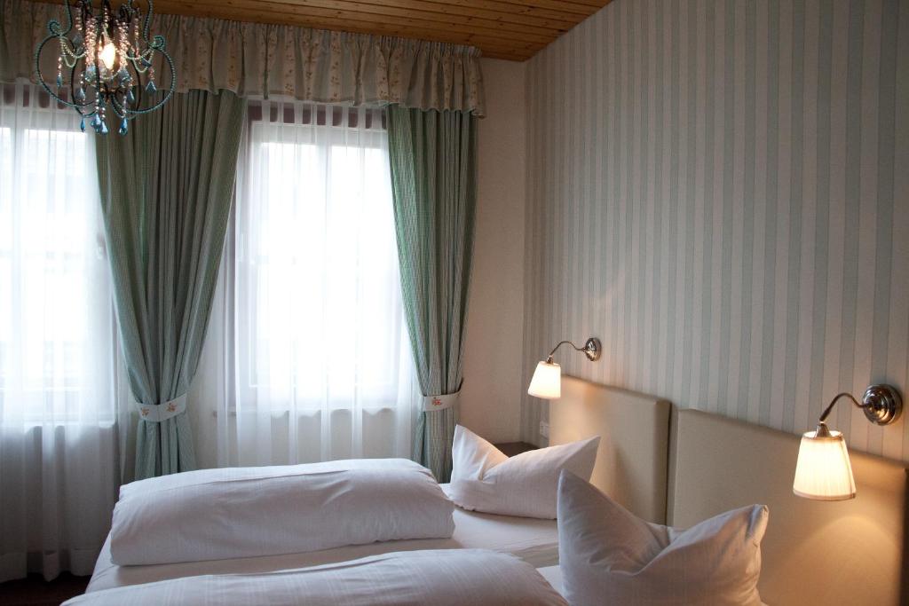 Postel nebo postele na pokoji v ubytování Gasthof - Hotel zur Post