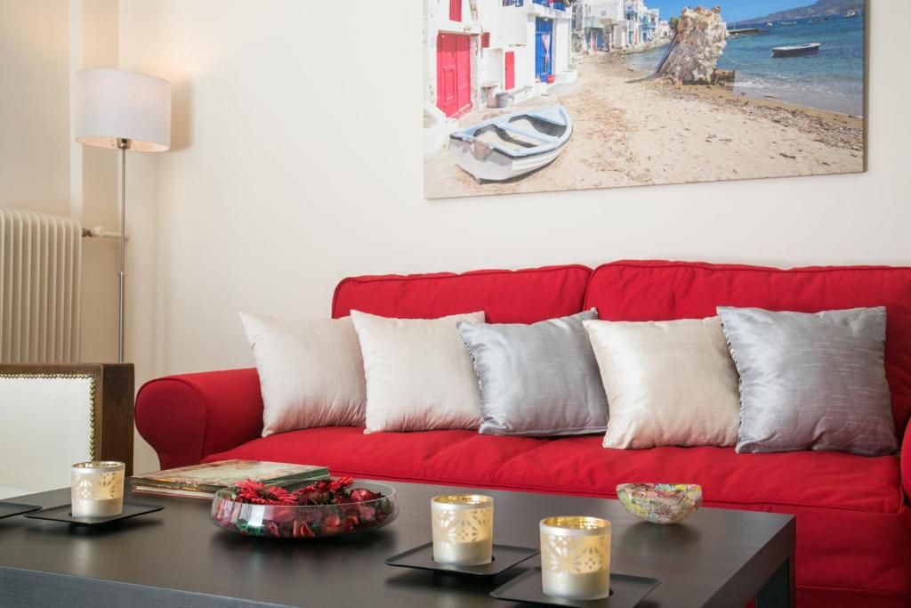 A seating area at Magnificent luxury retrostyle flat Acropolis view