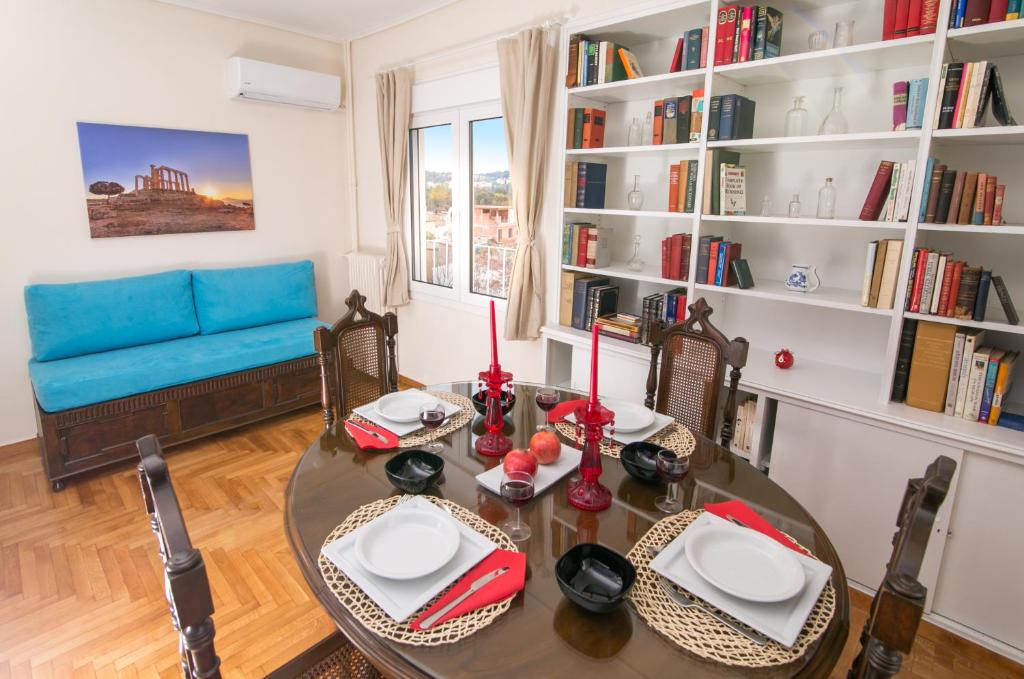 A seating area at Magnificent luxury retrostyle flat Acropolis view