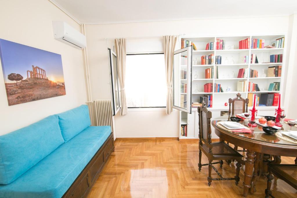 A seating area at Magnificent luxury retrostyle flat Acropolis view