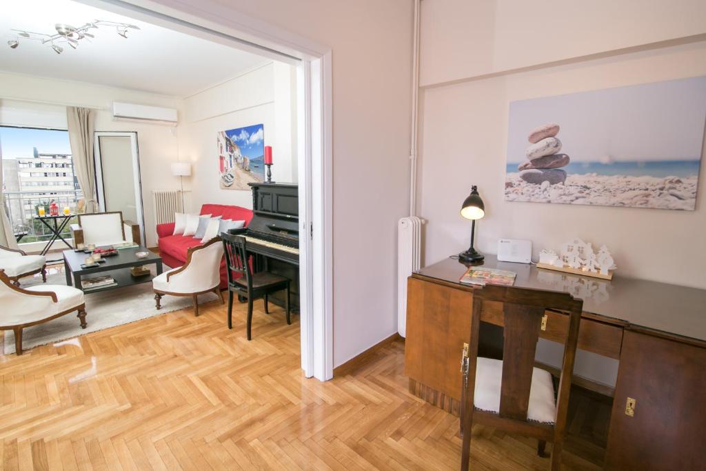 A seating area at Magnificent luxury retrostyle flat Acropolis view