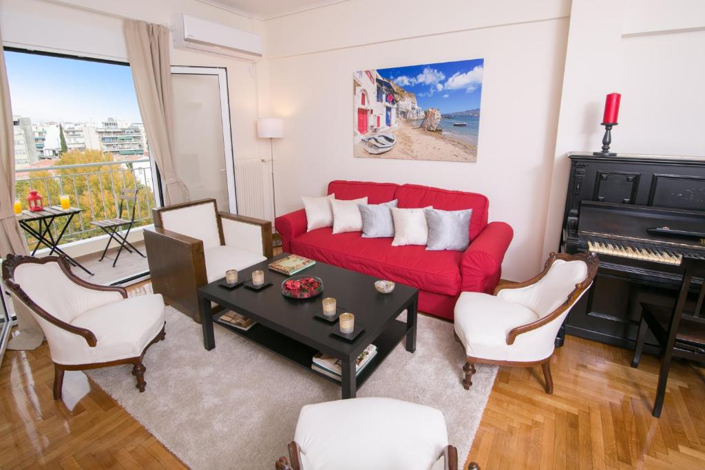 A seating area at Magnificent luxury retrostyle flat Acropolis view