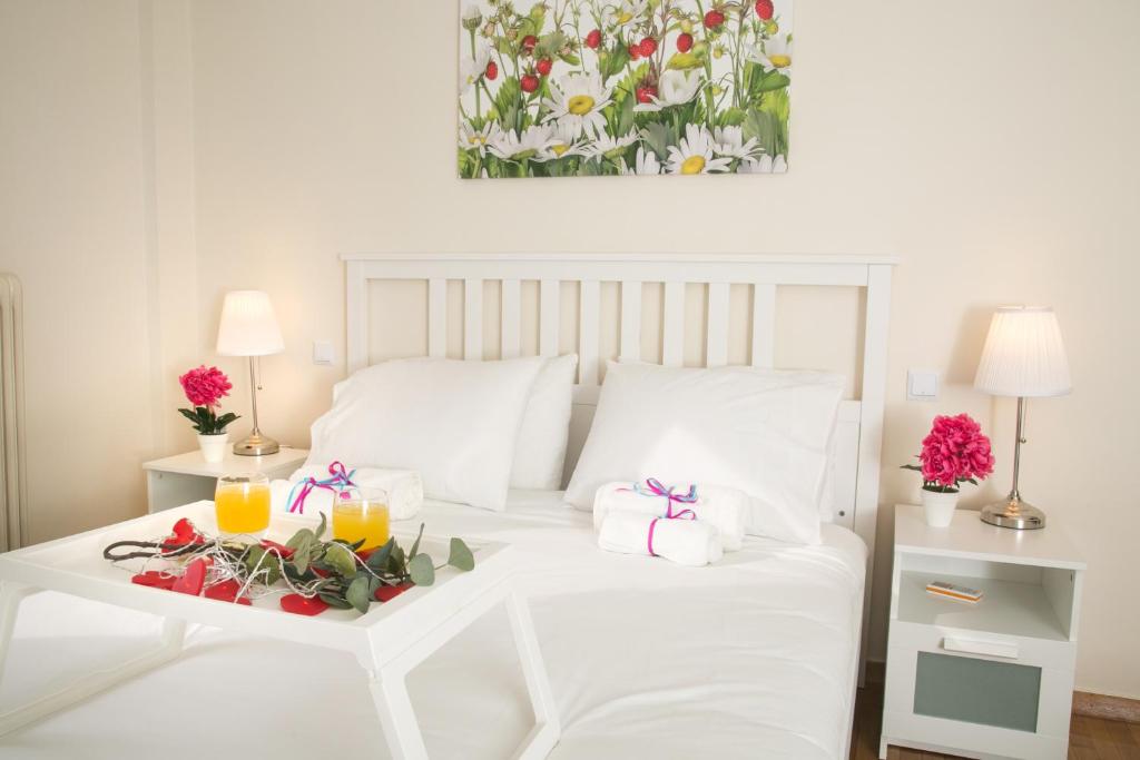 A bed or beds in a room at Magnificent luxury retrostyle flat Acropolis view