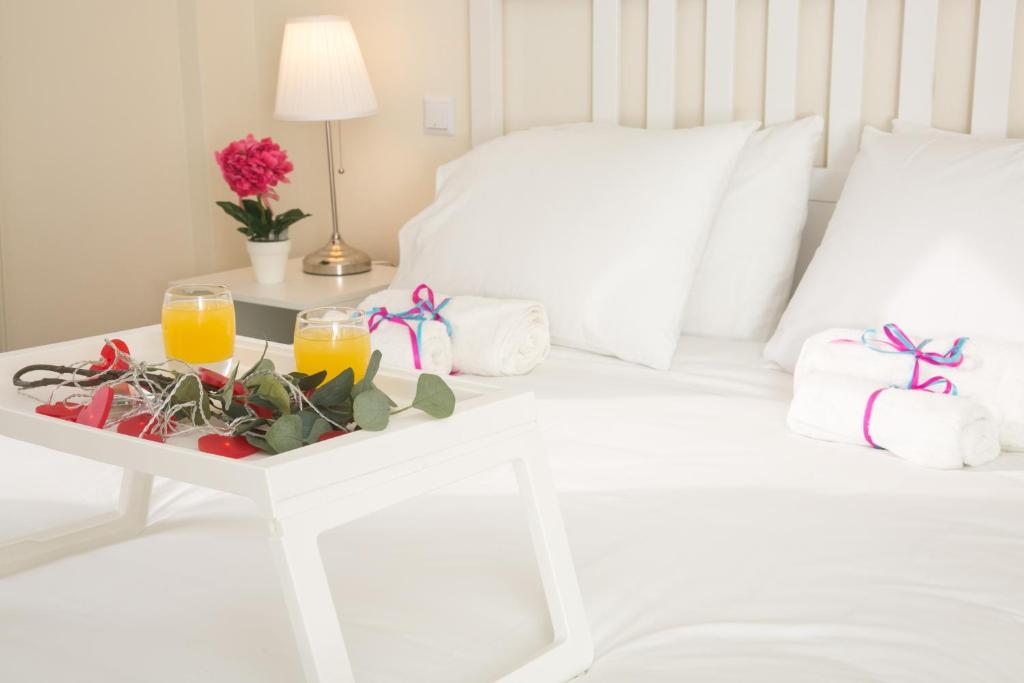 A bed or beds in a room at Magnificent luxury retrostyle flat Acropolis view