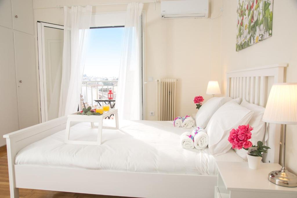 A bed or beds in a room at Magnificent luxury retrostyle flat Acropolis view