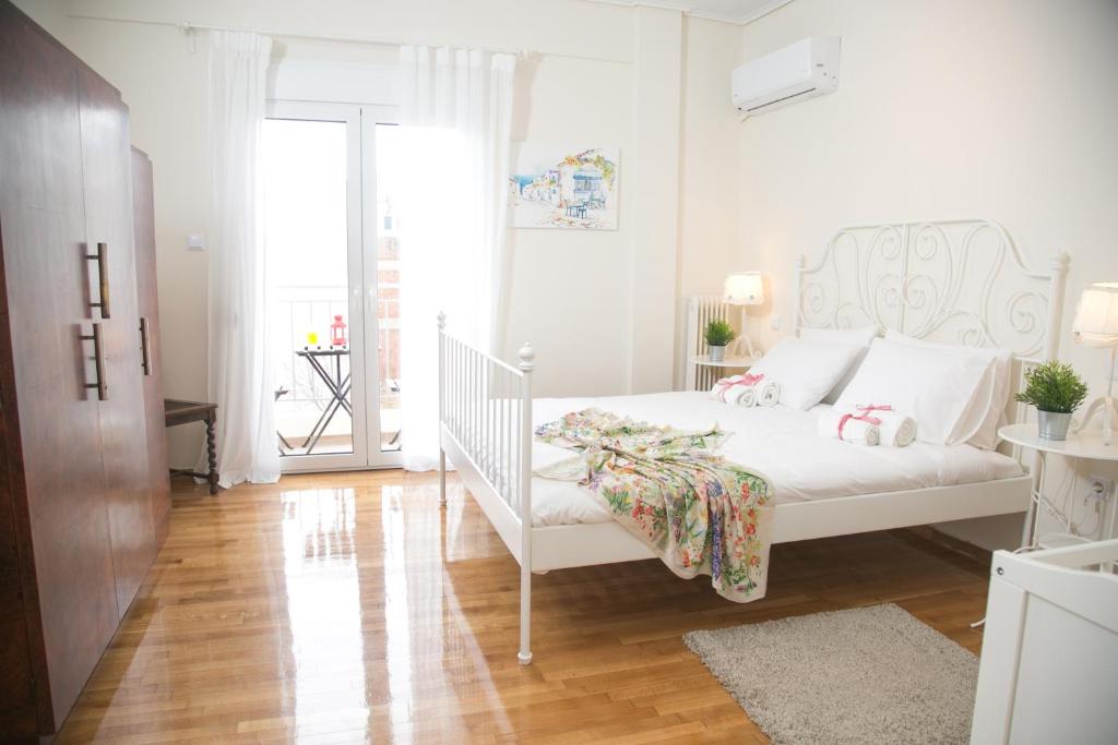 A bed or beds in a room at Magnificent luxury retrostyle flat Acropolis view