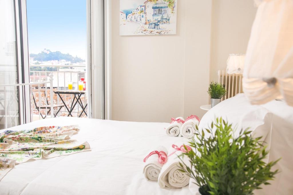 A bed or beds in a room at Magnificent luxury retrostyle flat Acropolis view