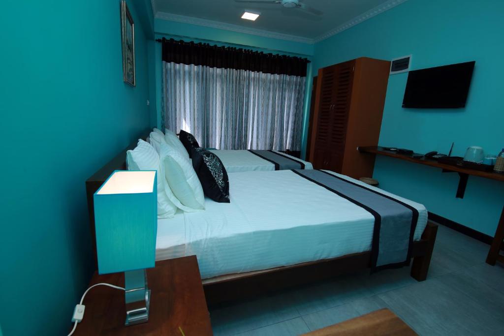 Athithi Villa - Deluxe Double Room With Balcony