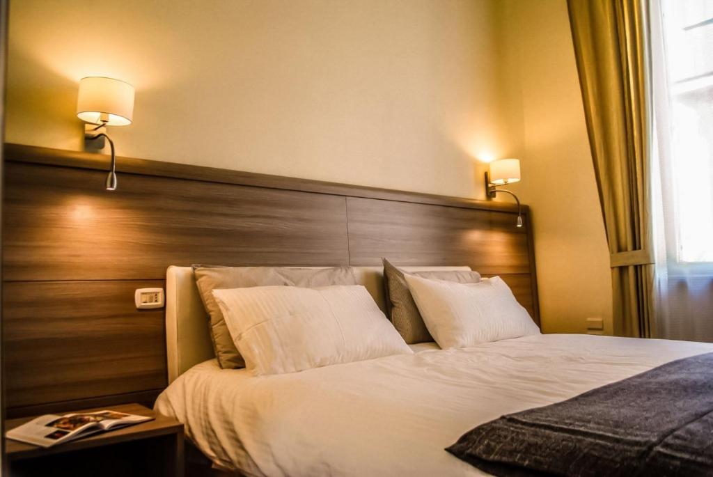 una camera con un grande letto con testiera in legno di DayBreak B&B a Napoli