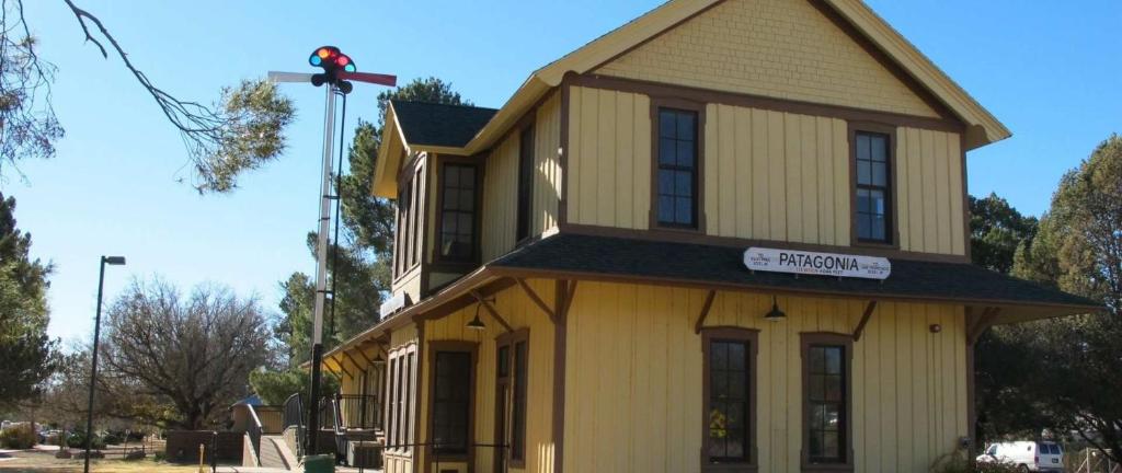 Un bâtiment avec un oiseau en haut dans l'établissement Stage Stop Inn, à Patagonia