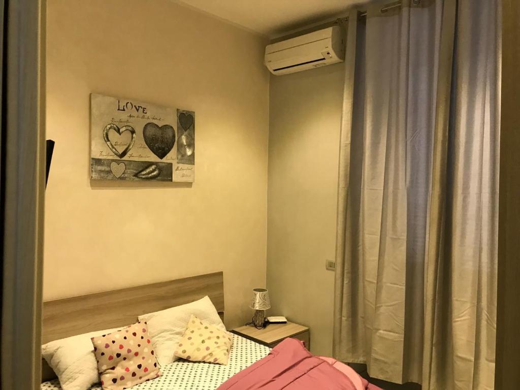 ナポリにあるB&B Andrewのベッドルーム1室(ベッド1台付)とハート2枚の写真
