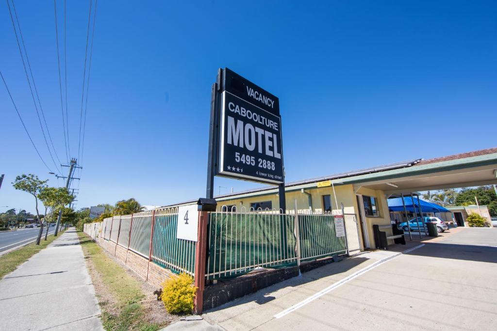 una señal para un motel frente a un edificio en Caboolture Motel, en Caboolture